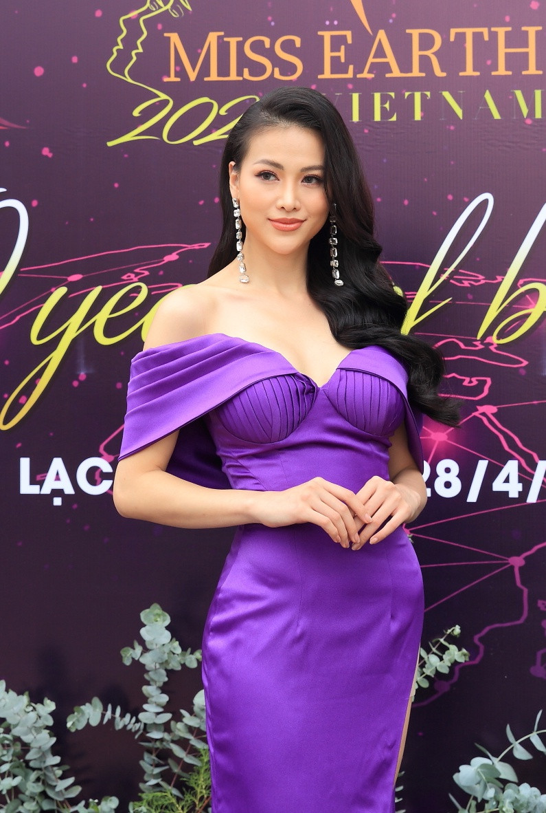 Phương Khánh diện thiết kế váy bó sát khoe hình thể nóng bỏng. Cô là đại diện Việt Nam từng đăng quang Miss Earth 2018. Người đẹp cũng góp mặt trên hàng ghế giám khảo của cuộc thi năm nay. ẢNH: BTC