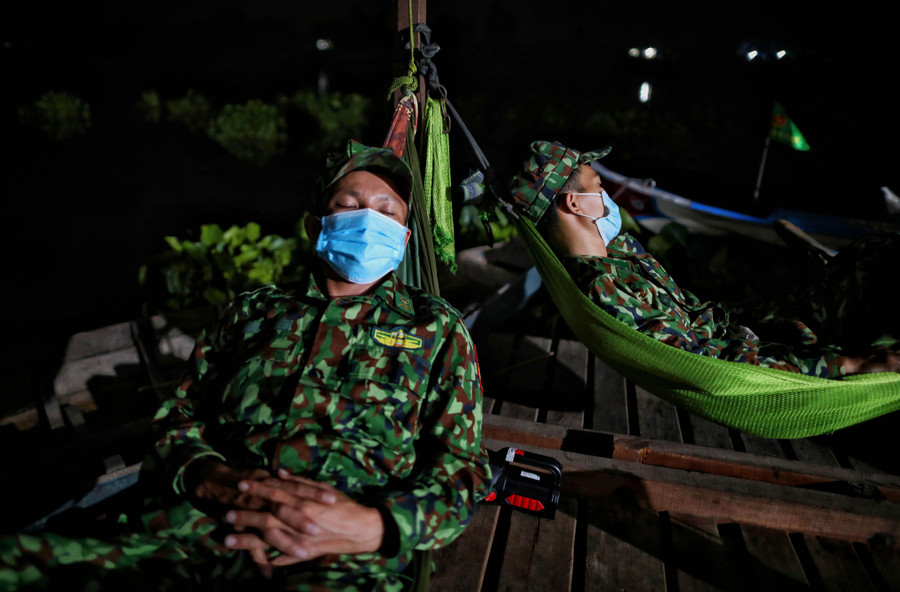 Các chiến sĩ tranh thủ chợp mắt ngay trên sông để tiếp tục lên đường khi đến ca trực. ẢNH: NGỌC DƯƠNG