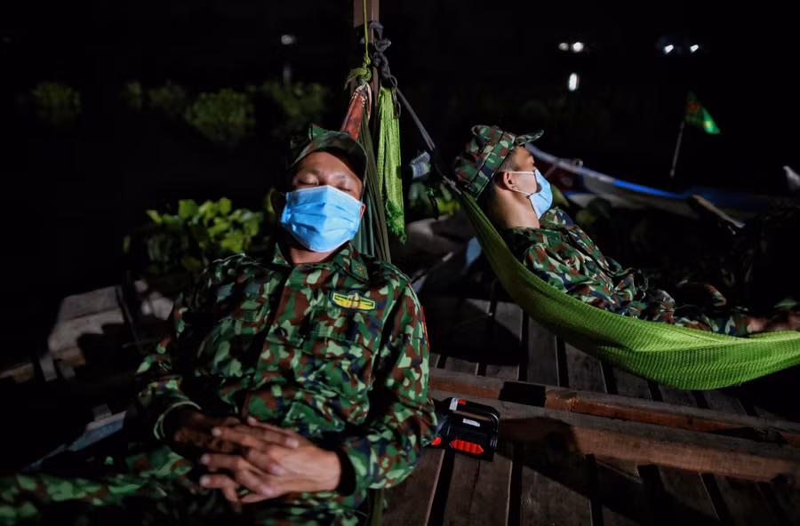 Các chiến sĩ tranh thủ chợp mắt ngay trên sông để tiếp tục lên đường khi đến ca trực. ẢNH: NGỌC DƯƠNG