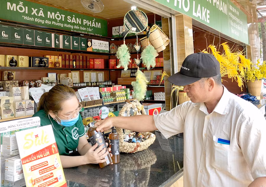 Du khách tham quan điểm giới thiệu và quảng bá sản sản phẩm OCOP tại Khu du lịch Biển Hồ (TP. Pleiku). Ảnh: Gia Hưng