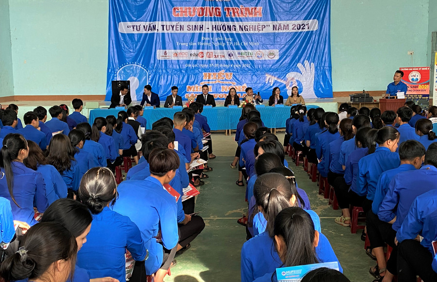  Tư vấn-Hướng nghiệp-Tuyển sinh tại huyện Kbang. Ảnh: Hà Đức Thành