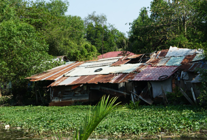 Những “lều trọ” ở Xóm Củi được bao bọc tứ bề bằng tôn, mùa nóng chẳng khác nào lò lửa.