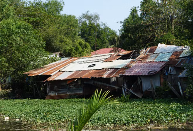 Những “lều trọ” ở Xóm Củi được bao bọc tứ bề bằng tôn, mùa nóng chẳng khác nào lò lửa.