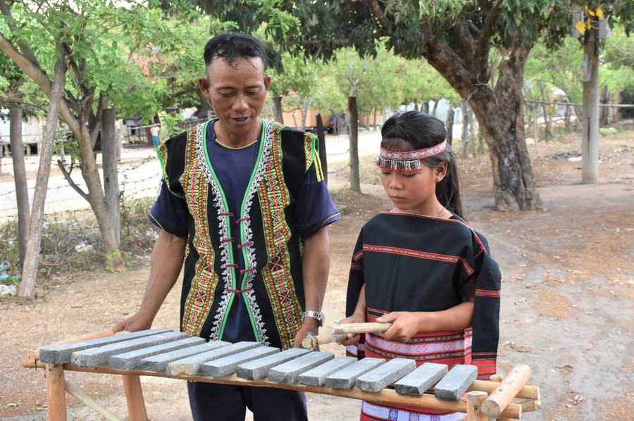 1. Anh Đinh Hlich (cậu ruột của Thai) là người trực tiếp chỉ dạy Thai học đàn đá. Ảnh Trần Dung