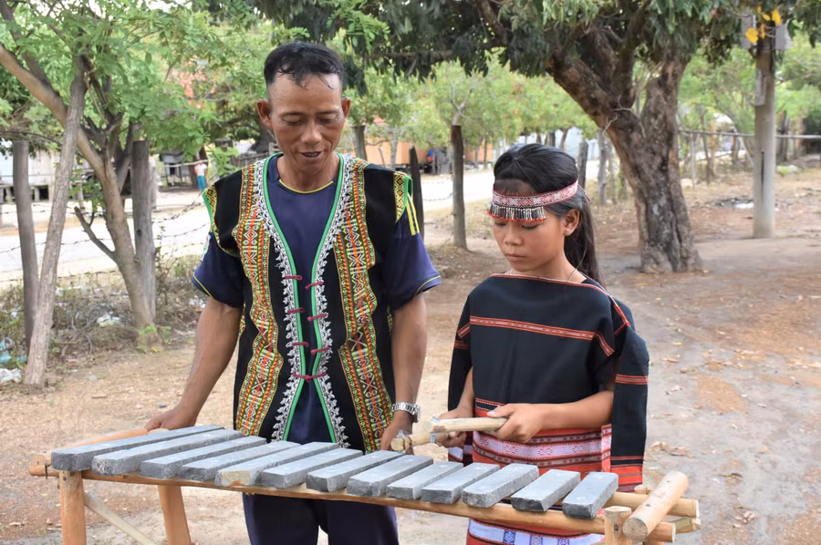1. Anh Đinh Hlich (cậu ruột của Thai) là người trực tiếp chỉ dạy Thai học đàn đá. Ảnh Trần Dung