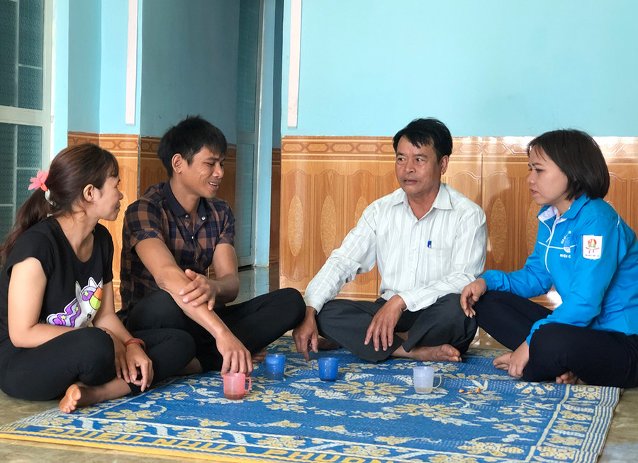 Ông Đồng Văn Bờ (thứ 2 từ phải qua) động viên anh Siu Them (làng Tào Roòng, xã Ia Pal, huyện Chư Sê) yên tâm xây dựng cuộc sống. Ảnh: Phan Lài Ông Đồng Văn Bờ (thứ 2 từ phải qua) động viên anh Siu Them (làng Tào Roòng, xã Ia Pal, huyện Chư Sê) yên tâm xây dựng cuộc sống. Ảnh: Phan Lài