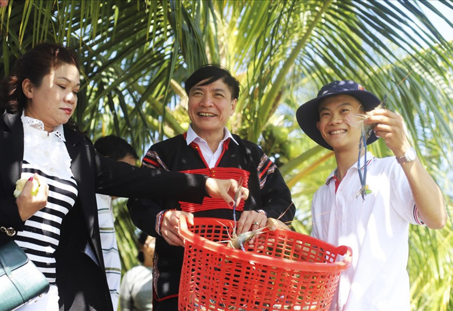 Nguyên Bí thư Tỉnh ủy Đắk Lắk, ông Bùi Văn Cường (giữa) đến thăm mô hình của Thành.