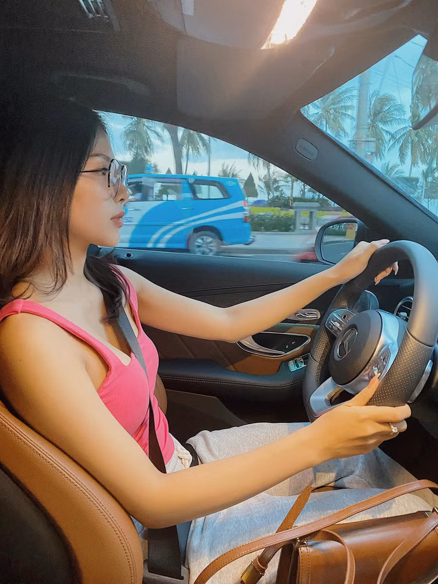 Nhan sắc đời thường của vợ Phan Mạnh Quỳnh trẻ trung, gợi cảm không thua kém dàn mỹ nhân trong showbiz Việt.