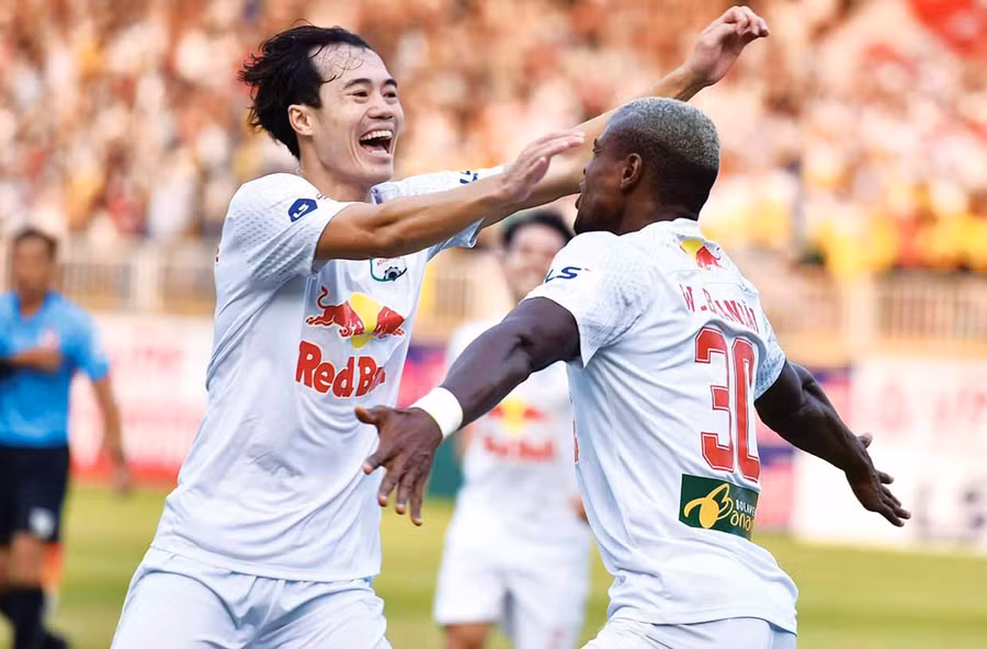 Hoàng Anh Gia Lai đã có 2 trận liên tiếp dẫn đầu trên bảng xếp hạng. Ảnh: Lê Văn Ngọc