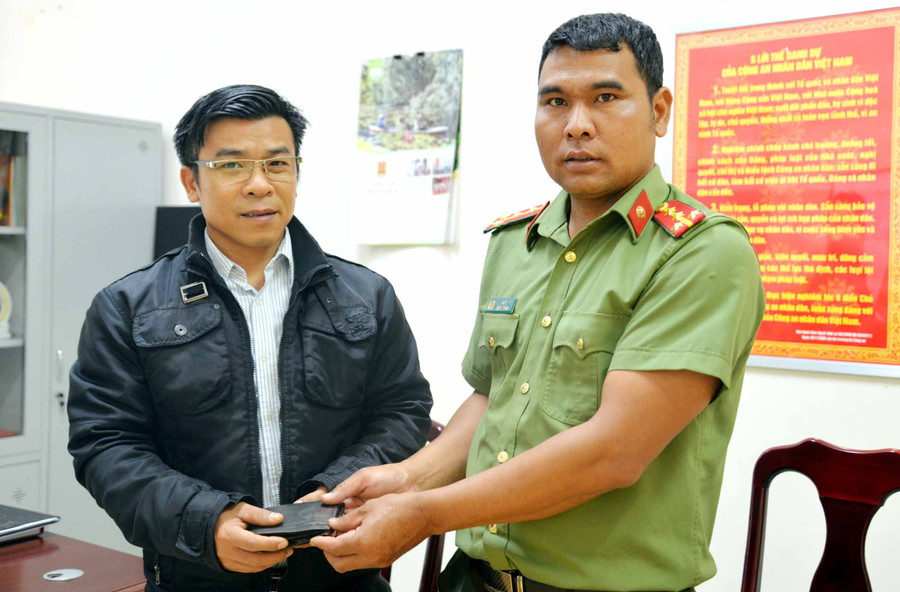 Đại úy Hlíp-cán bộ Phòng An ninh đối nội (Công an tỉnh) trao trả tài sản cho ông Lương Đông Vỹ. Ảnh: Nguyễn Hữu 