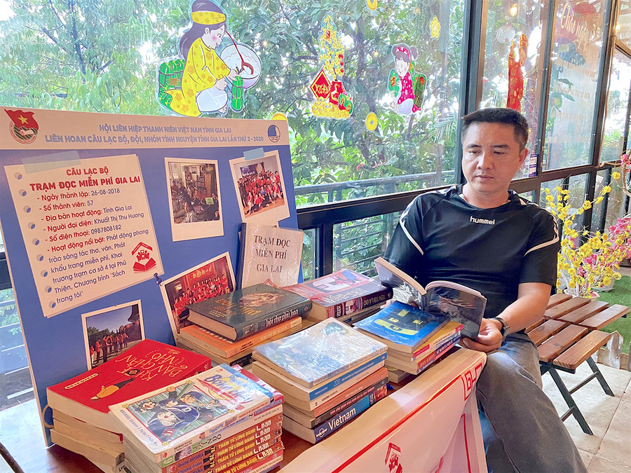 Anh Lê Thống Nhất (phường Ia Kring, TP. Pleiku) luôn tự hào về tên gọi và ngày chào đời đặc biệt của mình. Ảnh: Mộc Trà Anh Lê Thống Nhất (phường Ia Kring, TP. Pleiku) luôn tự hào về tên gọi và ngày chào đời “đặc biệt” của mình. Ảnh: Mộc Trà