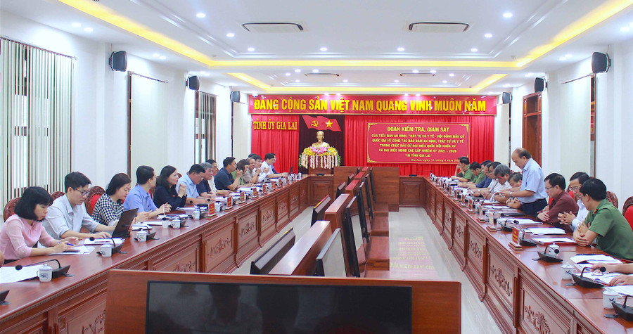 1- Quang cảnh buổi làm việc. Ảnh: Hồng Thi. 2- Đồng chí Hồ Văn Niên-Ủy viên Ban Chấp hành Trung ương Đảng, Bí thư Tỉnh ủy, Trưởng đoàn đại biểu Quốc hội tỉnh, Chủ tịch Ủy ban Bầu cử tỉnh-phát biểu tại buổi làm việc. Ảnh: Hồng Thi. 3- Thượng tướng Võ Trọng Việt-Chủ nhiệm Ủy ban Quốc phòng-An ninh, Phó trưởng Tiểu ban Thường trực Tiểu ban ANTT và Y tế-Hội đồng Bầu cử quốc gia đánh giá cao công tác chuẩn bị bầu cử của tỉnh Gia Lai. Ảnh: Hồng Thi.