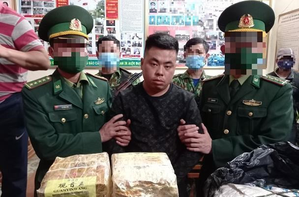 Đối tượng cùng tang vật 115kg ma túy và 17.600 viên ma túy tổng hợp do lực lượng đánh án bắt giữ ngày 21/1.(Nguồn: bienphong.com.vn)