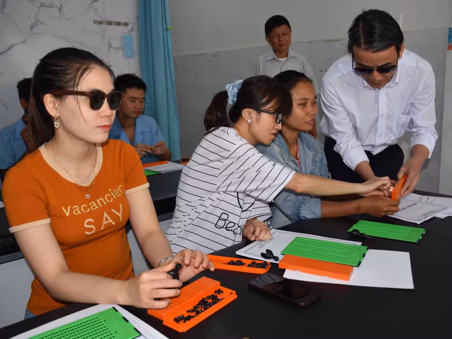 Hội Người mù tỉnh tổ chức lớp dạy chữ nổi cho hội viên. Ảnh: Hà Phương