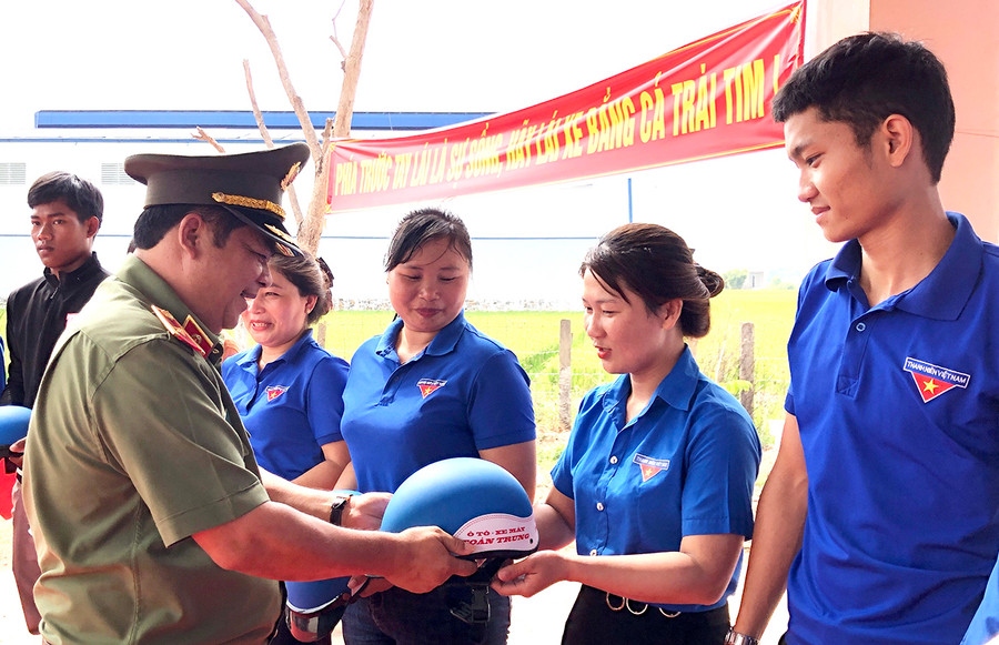 Thiếu tướng Rah Lan Lâm-Ủy viên Ban Thường vụ Tỉnh ủy, Giám đốc Công an tỉnh trao tặng mũ bảo hiểm cho đoàn viên, thanh niên xã Ia Ke. Ảnh: Lê Hòa  Thiếu tướng Rah Lan Lâm-Ủy viên Ban Thường vụ Tỉnh ủy, Giám đốc Công an tỉnh trao tặng mũ bảo hiểm cho đoàn viên, thanh niên xã Ia Ke. Ảnh: Lê Hòa