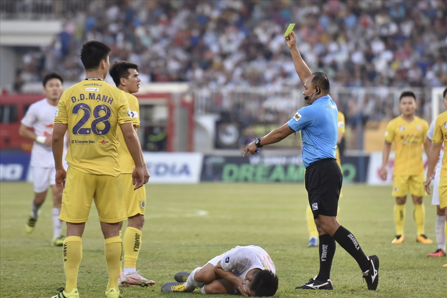 Văn Kiên chỉ nhận thẻ vàng sau tình huống giật cùi chỏ với Hồng Duy. Ảnh: Minh Hiếu