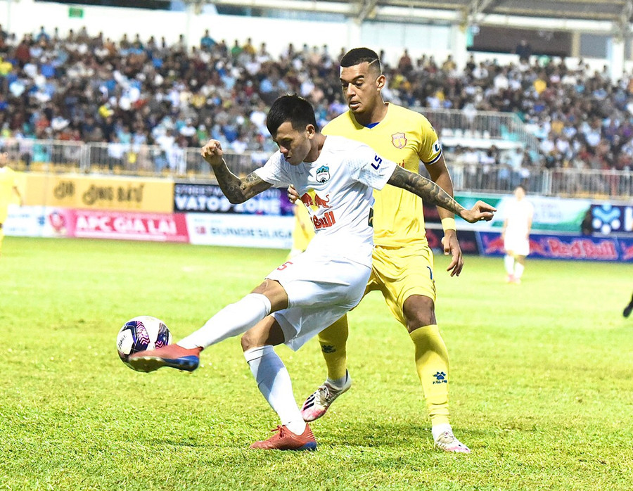 Hàng thủ của HAGL đã có những phút thi đấu thiếu tập trung