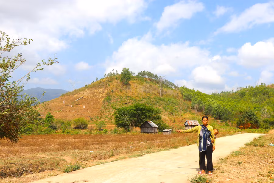 Gia đình bà Đinh Thị Mrăm (làng Sơ Rơn, xã Chư Krey) hiến 342 m2 đất để làm đường giao thông nông thôn. Ảnh An Phát 