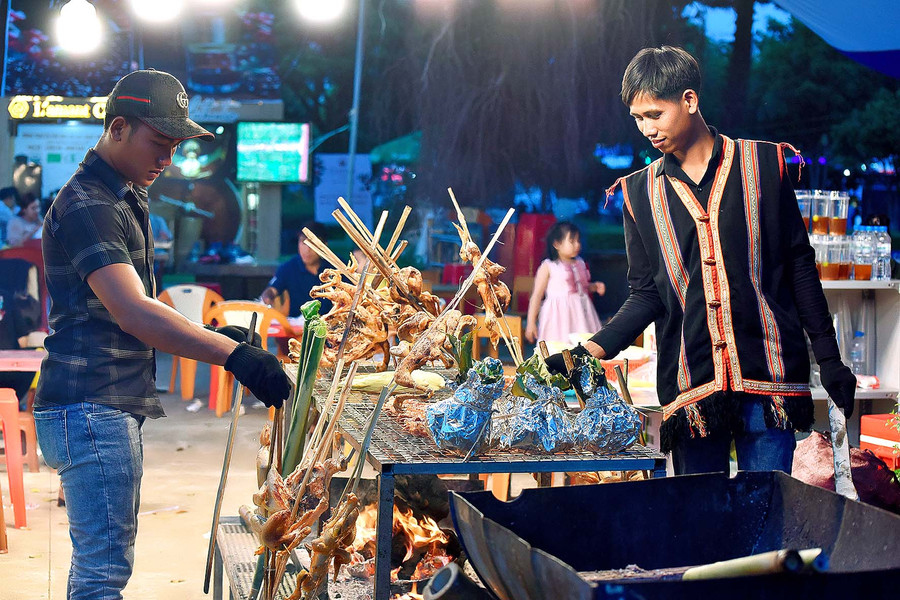 Những món ăn truyền thống của đồng bào bản địa như: cơm lam, gà nướng, thịt heo xiên lụi… luôn có sức hấp dẫn đối với du khách. Ảnh: Đức Thụy Những món ăn truyền thống của đồng bào bản địa như: cơm lam, gà nướng, thịt heo xiên lụi… luôn có sức hấp dẫn đối với du khách. Ảnh: Đức Thụy