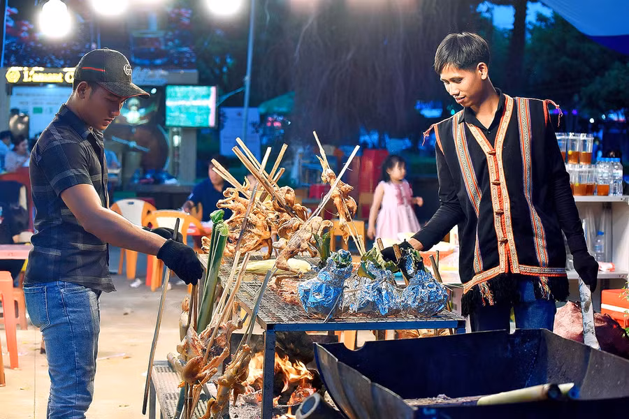 Những món ăn truyền thống của đồng bào bản địa như: cơm lam, gà nướng, thịt heo xiên lụi… luôn có sức hấp dẫn đối với du khách. Ảnh: Đức Thụy