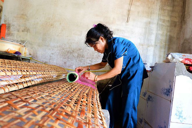 So với các loại bánh tráng khác, bánh tráng thanh long khó tráng hơn ẢNH: MINH CHƠN