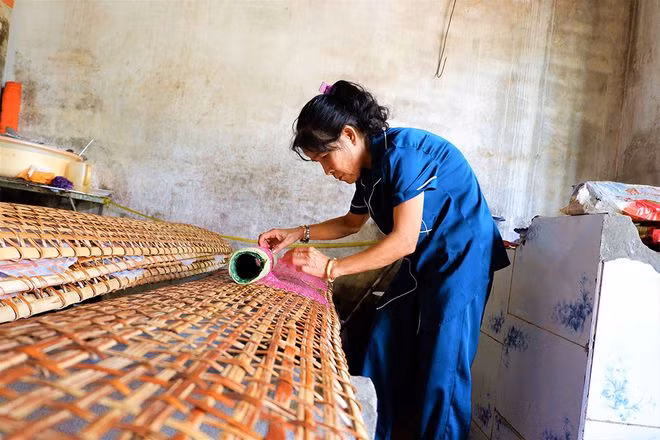 So với các loại bánh tráng khác, bánh tráng thanh long khó tráng hơn ẢNH: MINH CHƠN