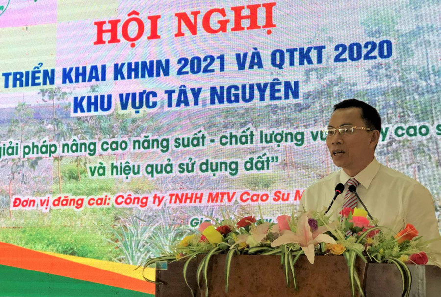 Ông Lê Thanh Tú- Phó Tổng Giám đốc Tập doàn Công nghiệp Cao su Việt Nam phát biểu chỉ đạo Hội nghị. Ảnh. Đinh Yến