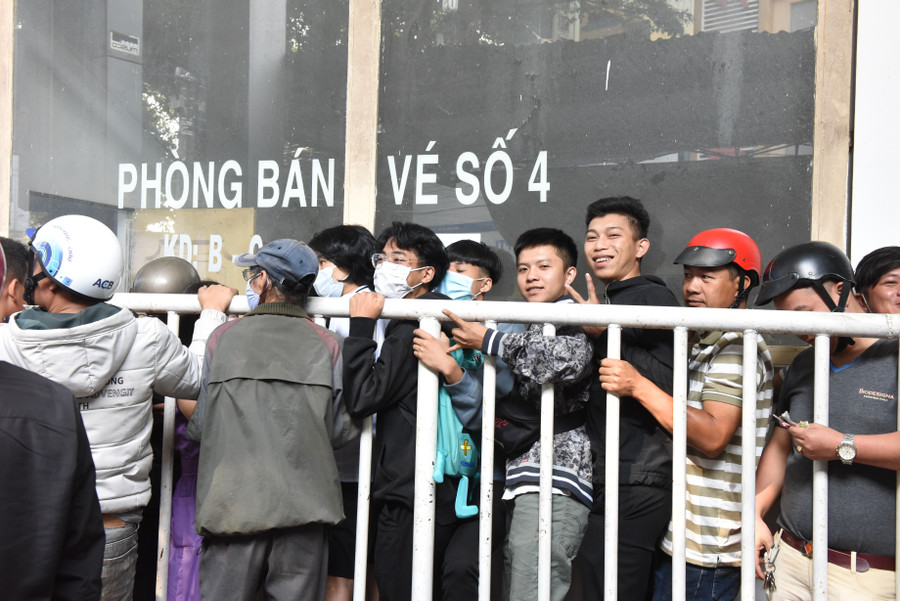 Rất đông cổ động viên xếp hàng để có được 1 tấm vé vào sân theo dõi trận HAGL-Hà Nội FC. Ảnh: Đức Thụy