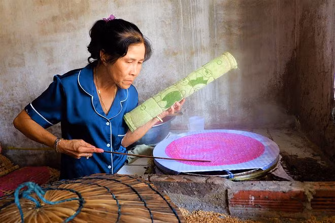 So với các loại bánh tráng khác, bánh tráng thanh long khó tráng hơn cả khâu quay bánh cho tròn cho tới lấy bánh vì bánh rất dễ rách ẢNH: MINH CHƠN