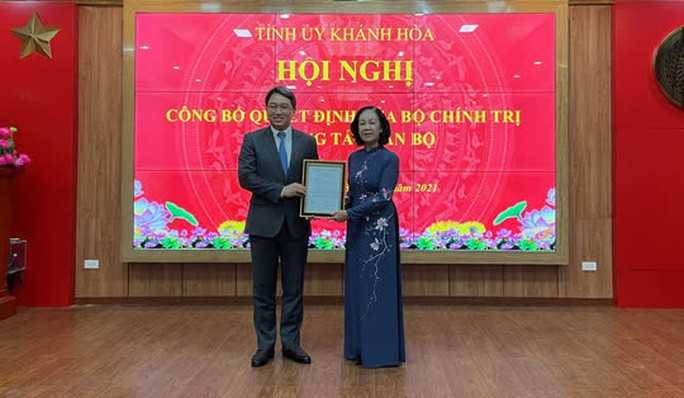 Bà Trương Thị Mai, Ủy viên Bộ Chính trị, Trưởng Ban Tổ chức Trung ương, trao quyết định điều động, phân công ông Nguyễn Hải Ninh giữ chức Bí thư Tỉnh ủy Khánh Hòa
