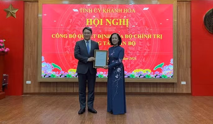 Bà Trương Thị Mai, Ủy viên Bộ Chính trị, Trưởng Ban Tổ chức Trung ương, trao quyết định điều động, phân công ông Nguyễn Hải Ninh giữ chức Bí thư Tỉnh ủy Khánh Hòa