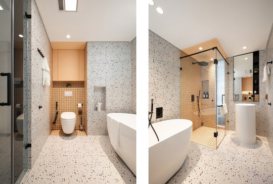 Phòng tắm master được chia thành những khối màu khác nhau, vừa hấp dẫn về thị giác vừa tạo sự trẻ trung cho đôi vợ chồng còn trẻ. Phòng tắm master được chia thành những khối màu khác nhau, vừa hấp dẫn về thị giác vừa tạo sự trẻ trung cho đôi vợ chồng còn trẻ.