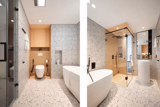 Phòng tắm master được chia thành những khối màu khác nhau, vừa hấp dẫn về thị giác vừa tạo sự trẻ trung cho đôi vợ chồng còn trẻ.