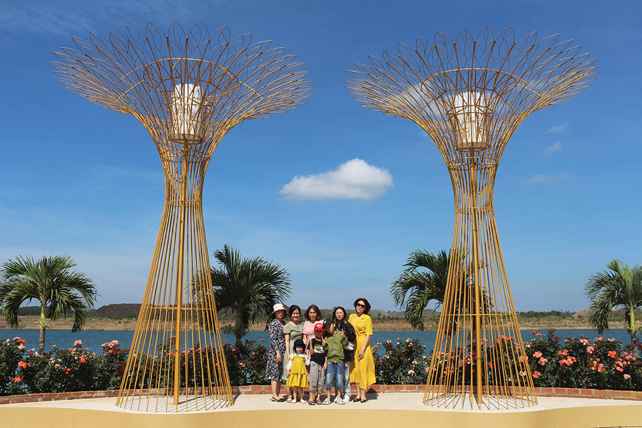 Du khách chụp ảnh lưu niệm tại Khu du lịch sinh thái Xuân Thủy (TP. Pleiku). Ảnh: Phan lài Du khách chụp ảnh lưu niệm tại Khu du lịch sinh thái Xuân Thủy (TP. Pleiku). Ảnh: Phan lài