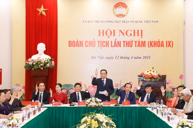 Đại biểu biểu quyết tại Hội nghị. (Nguồn: Trang thông tin điện tử Mặt trận Tổ quốc Việt Nam)