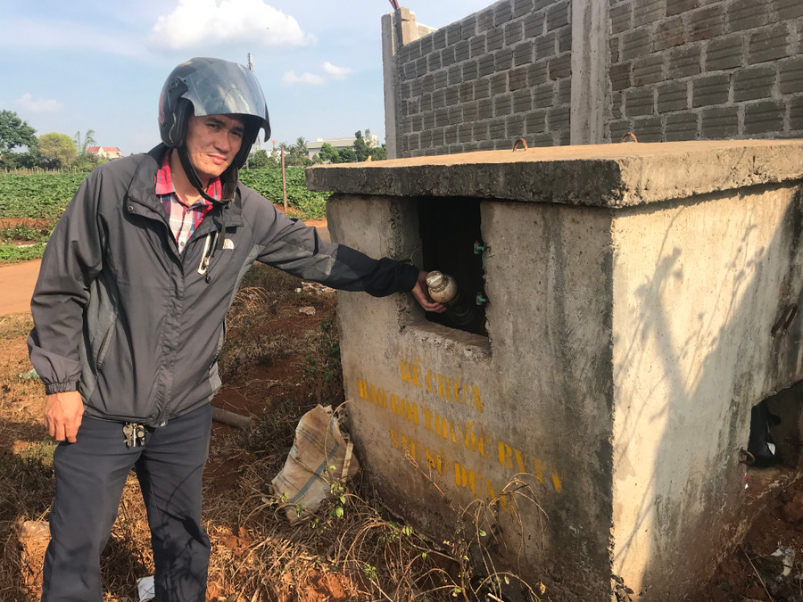 Bể chứa chai lọ, bao bì thuốc BVTV tại xã Bàu Cạn. Ảnh: Nguyễn Diệp