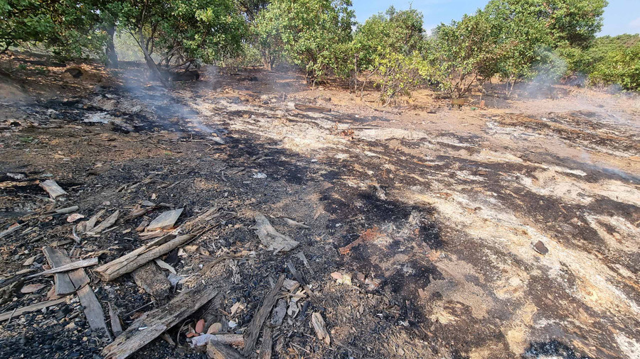 Hiện trường bãi gỗ trên lòng hồ Thủy điện Sê San 4 có nhiều đám cháy, nghi do đốt gỗ phi tang chứng cứ. Ảnh: Hoành Sơn