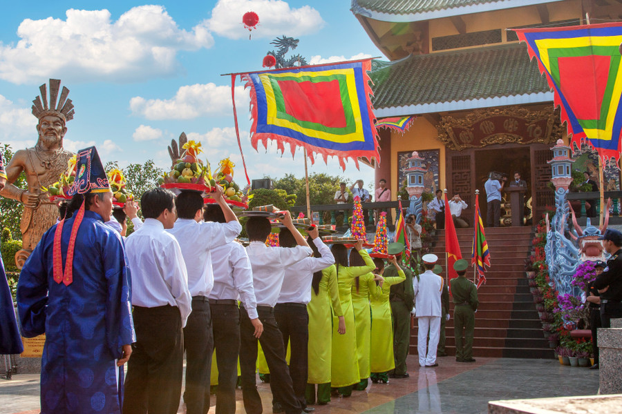 Người dân dâng hương, dâng hoa tại Đền thờ Quốc Tổ Hùng Vương ở Công viên Đồng Xanh (TP. Pleiku). Ảnh: Nguyễn Linh Vinh Quốc Người dân tham quan Đền thờ Quốc Tổ Hùng Vương tại Công viên Đồng Xanh (TP. Pleiku). Ảnh: Đức Thụy