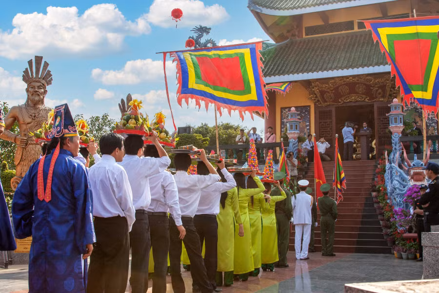 Người dân tham quan Đền thờ Quốc Tổ Hùng Vương tại Công viên Đồng Xanh (TP. Pleiku). Ảnh: Đức Thụy