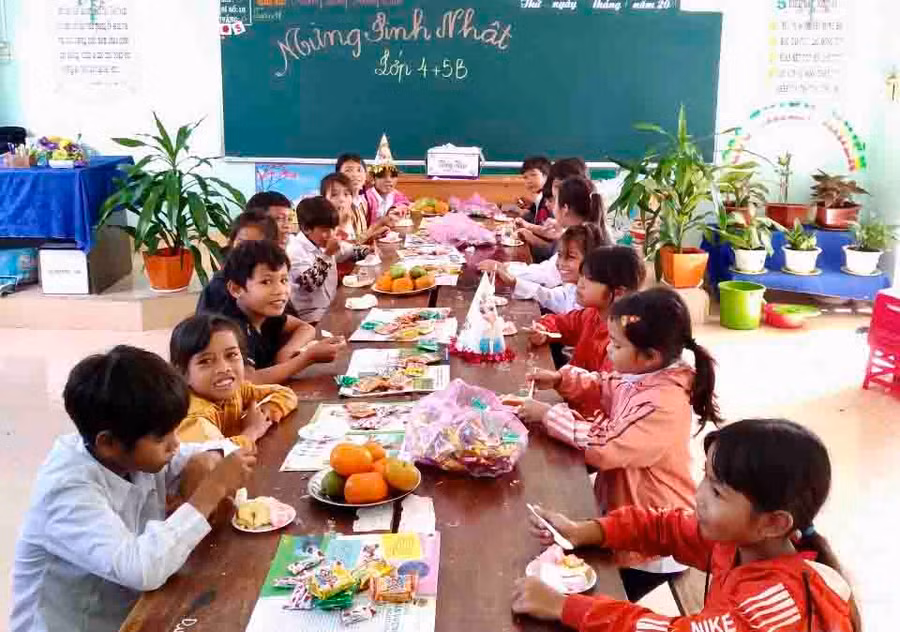 Niềm vui của các em học sinh lớp 5 ghép Trường Tiểu học và THCS Lê Lợi (xã Đak Tơ Pang, huyện Kông Chro) khi được cô giáo tổ chức sinh nhật. Ảnh: Phương Duyên