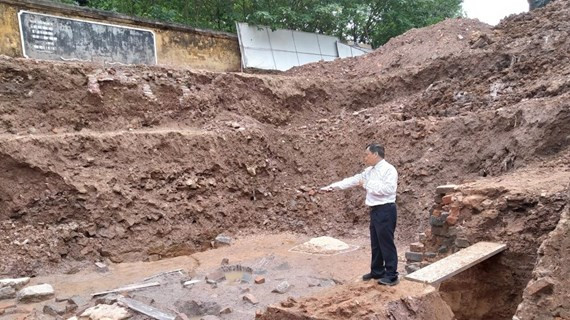 Tiến sỹ Tống Trung Tín, Chủ tịch Hội Khảo cổ Việt Nam tại khu vực khai quật. (Ảnh: Minh Thu/Vietnam+)