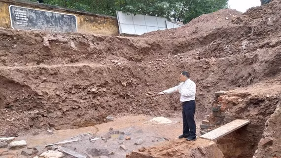 Tiến sỹ Tống Trung Tín, Chủ tịch Hội Khảo cổ Việt Nam tại khu vực khai quật. (Ảnh: Minh Thu/Vietnam+)