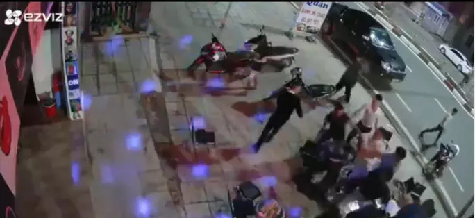 Cảnh nhóm côn đồ đánh hội đồng. (Ảnh cắt từ clip).