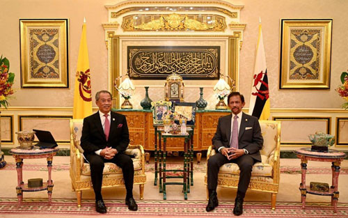  Thủ tướng Malaysia Muhyiddin Yassin (trái) và Quốc vương Brunei Hassanal Bolkiah tại cuộc gặp hôm 5-4 Ảnh: BERNAMA