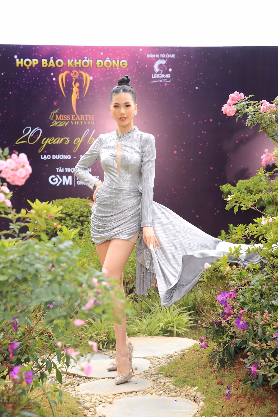 Siêu mẫu Quỳnh Hoa chọn váy bó sát đến tham dự buổi họp báo khởi động cuộc thi Miss Earth Vietnam 2021. Hiện tại, người đẹp đang là thí sinh được nhiều người kỳ vọng tại đấu trường Miss Universe Vietnam 2021. ẢNH: BTC