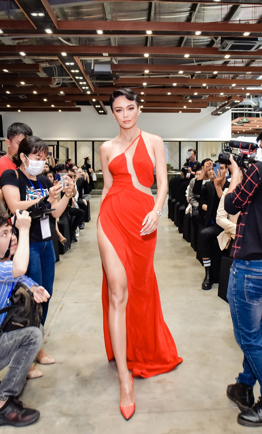 Mâu Thủy gây ấn tượng tại sự kiện khi hớt tóc ngắn cá tính. Cô cũng có không ít kinh nghiệm làm giám khảo, huấn luyện viên các cuộc thi. Ảnh: NSCC