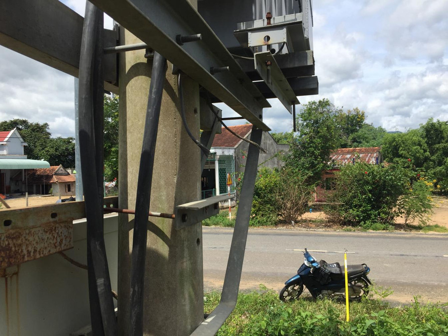  Cắt trộm dây đồng tiếp địa TBA. Ảnh: Hà Duy 