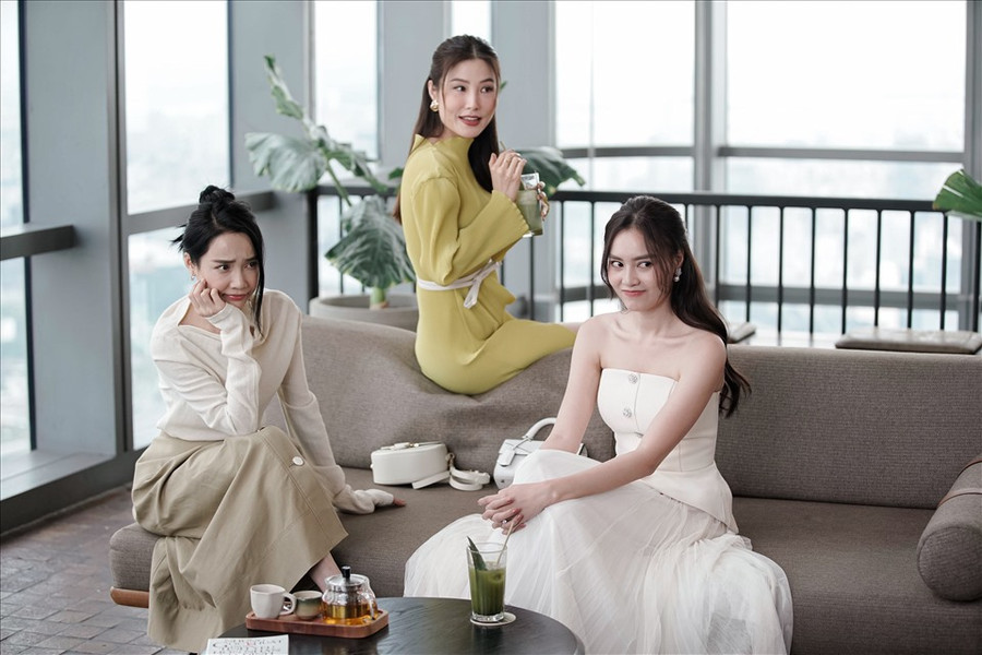 Thông qua bộ ảnh, 3 nữ diễn viên cũng gửi thông điệp đến phái đẹp rằng: Thanh xuân ngắn ngủi lắm, phụ nữ hãy biết yêu thương chính mình. Đừng để những quy chuẩn vô hình của xã hội về chuyện lập gia đình, hôn nhân, công việc... trở thành áp lực của mình. Ba nhân vật với ba tính cách khác biệt nhưng sẽ vẽ lên một bức tranh đầy màu sắc nhưng cũng hết sức chân thực về cuộc sống tuổi 30 của các cô gái hiện đại. Ảnh: NSCC