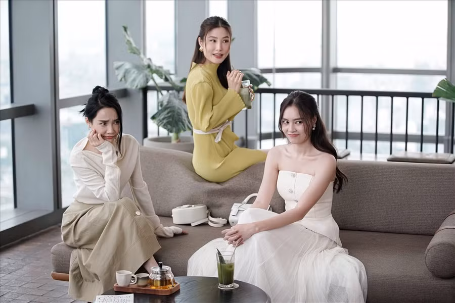 Thông qua bộ ảnh, 3 nữ diễn viên cũng gửi thông điệp đến phái đẹp rằng: Thanh xuân ngắn ngủi lắm, phụ nữ hãy biết yêu thương chính mình. Đừng để những quy chuẩn vô hình của xã hội về chuyện lập gia đình, hôn nhân, công việc... trở thành áp lực của mình. Ba nhân vật với ba tính cách khác biệt nhưng sẽ vẽ lên một bức tranh đầy màu sắc nhưng cũng hết sức chân thực về cuộc sống tuổi 30 của các cô gái hiện đại. Ảnh: NSCC