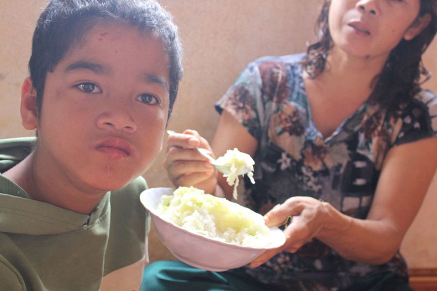 Bữa cơm chỉ có bắp cải luộc chấm muối. ẢNH: QUANG VIÊN